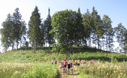 15_Vainagių piliakalnis_su žmonėmis.jpg